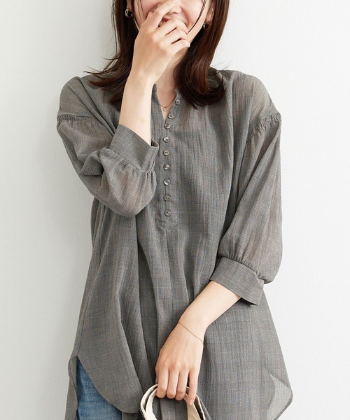 BELLUNA PLUS（ベルーナ）の「シャリ感シアー素材多ボタンチュニック（チュニック・レディース・ブラック系その他/ブルー系その他/ホワイト系その他・MEDIUM/LARGE/X-LARGE）」の2枚目の写真