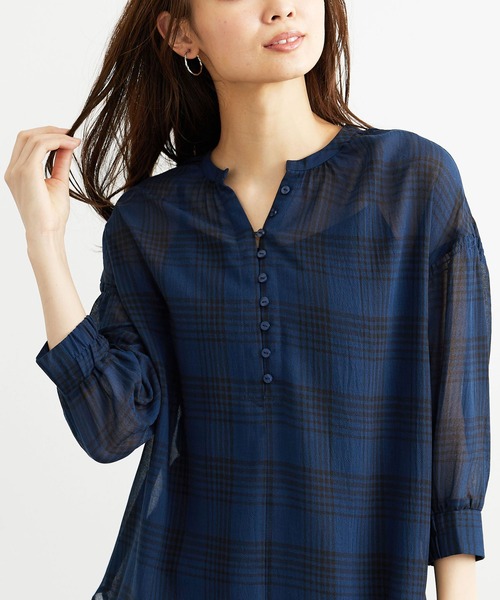 BELLUNA PLUS（ベルーナ）の「シャリ感シアー素材多ボタンチュニック（チュニック・レディース・ブラック系その他/ブルー系その他/ホワイト系その他・MEDIUM/LARGE/X-LARGE）」の3枚目の写真