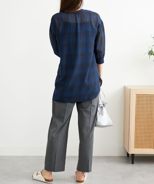 BELLUNA PLUS（ベルーナ）の「シャリ感シアー素材多ボタンチュニック（チュニック・レディース・ブラック系その他/ブルー系その他/ホワイト系その他・MEDIUM/LARGE/X-LARGE）」の8枚目の写真