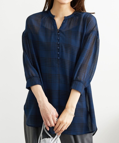 BELLUNA PLUS（ベルーナ）の「シャリ感シアー素材多ボタンチュニック（チュニック・レディース・ブラック系その他/ブルー系その他/ホワイト系その他・MEDIUM/LARGE/X-LARGE）」の9枚目の写真