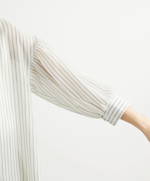 BELLUNA PLUS（ベルーナ）の「シャリ感シアー素材多ボタンチュニック（チュニック・レディース・ブラック系その他/ブルー系その他/ホワイト系その他・MEDIUM/LARGE/X-LARGE）」の22枚目の写真