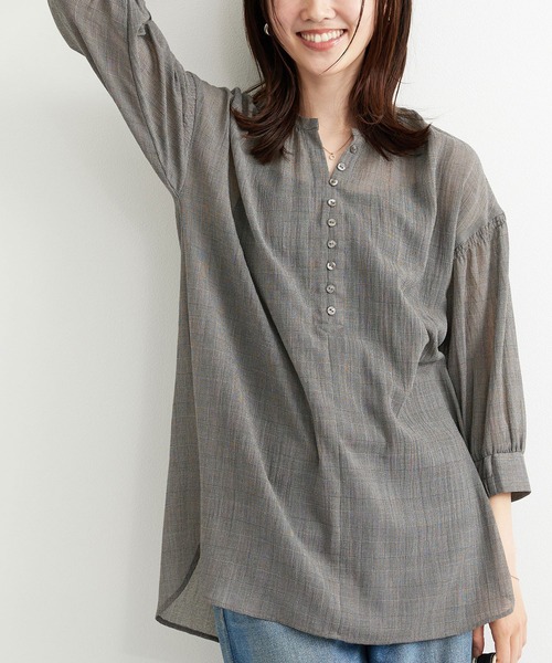 BELLUNA PLUS（ベルーナ）の「シャリ感シアー素材多ボタンチュニック（チュニック・レディース・ブラック系その他/ブルー系その他/ホワイト系その他・MEDIUM/LARGE/X-LARGE）」の12枚目の写真