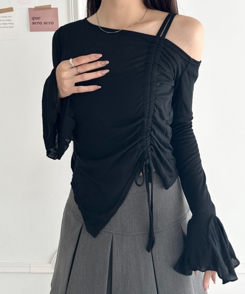 wears(ウェアーズ)の「ワンオフショルダー サイドギャザー袖フリルトップス(Tシャツ/カットソー・レディース・グレー/ブラック/ホワイト・FREE)」の1枚目の写真