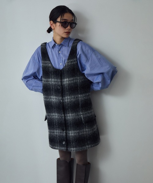 SALON adam et rope'(サロン アダム エ ロペ)の「BALLIシャギーミニジャンパースカート(ジャンパースカート・レディース・グレー系その他/イエロー系その他・FREE)」の1枚目の写真