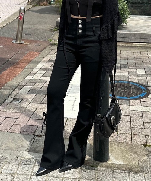 Another Branch olive des olive(アナザーブランチオリーブデオリーブ)の「サイドレースUPセミフレアデニム(デニムパンツ・レディース・ブラック/ケミカルウォッシュ/インディゴブルー/その他・MEDIUM/SMALL)」の2枚目の写真