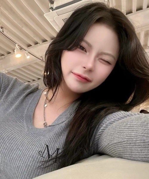 MUCENT（ムセント）の「◇MUCENT◇ブランド直輸入正規品/春も着れる！ジャンニ Vネック クロップド リブ編み ニット GIANNI V-NECK CROP RIB KNIT（ニット/セーター・レディース・グレー/アイボリー/ブラック/チャコール/ベージュ/ネイビー・FREE）」の7枚目の写真