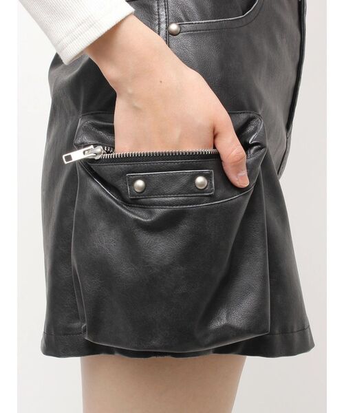GYDA（ジェイダ）の「URBAN EDGEフェイクレザーユーティリティースカートライクショートパンツ（スカート・レディース・レッド/ブラウン/ブラック・FREE）」の16枚目の写真