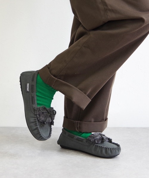 Minnetonka（ミネトンカ）の「MINNETONKA（ミネトンカ） / ウッドビーズ 本革 スエード ボアモカシンシューズ KYRA SLIPPER（モカシン/デッキシューズ・レディース・チャコールグレー/ブラック/ベージュ・8/7/6/9/5）」の2枚目の写真