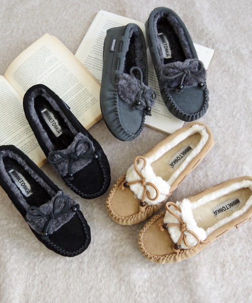 Minnetonka（ミネトンカ）の「MINNETONKA（ミネトンカ） / ウッドビーズ 本革 スエード ボアモカシンシューズ KYRA SLIPPER（モカシン/デッキシューズ・レディース・チャコールグレー/ブラック/ベージュ・8/7/6/9/5）」の4枚目の写真