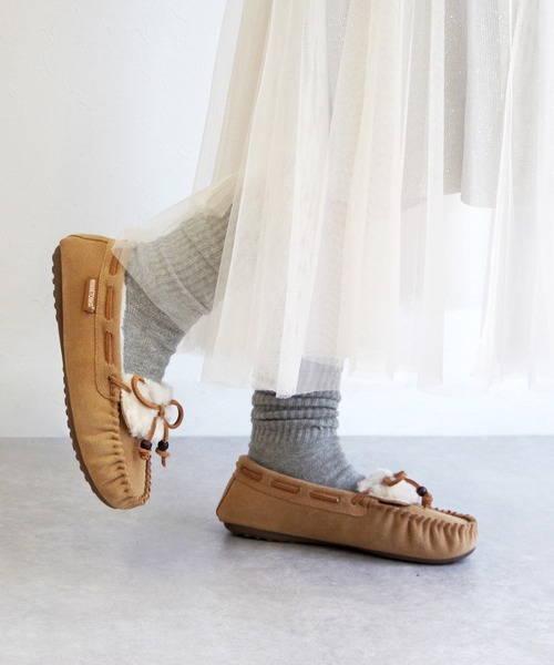 Minnetonka（ミネトンカ）の「MINNETONKA（ミネトンカ） / ウッドビーズ 本革 スエード ボアモカシンシューズ KYRA SLIPPER（モカシン/デッキシューズ・レディース・チャコールグレー/ブラック/ベージュ・8/7/6/9/5）」の22枚目の写真