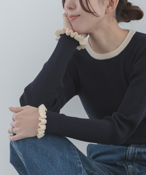 URBAN RESEARCH Sonny Label（アーバンリサーチサニーレーベル）の「『洗濯可』袖口フリルクルーネックプルオーバー（ニット/セーター・レディース・ブラウン/ネイビー/グレー/ホワイト×グレー・FREE）」の4枚目の写真