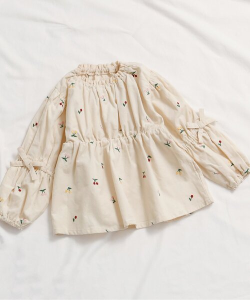 apres les cours（アプレレクール）の「【リンク/ジュニア対応】袖リボンハート・さくらんぼ刺繍チュニック（シャツ/ブラウス・キッズ・アイボリー/サックスブルー・100/90/80/140/130/120/110）」の2枚目の写真