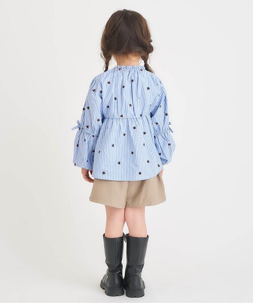 apres les cours（アプレレクール）の「【リンク/ジュニア対応】袖リボンハート・さくらんぼ刺繍チュニック（シャツ/ブラウス・キッズ・アイボリー/サックスブルー・100/90/80/140/130/120/110）」の4枚目の写真