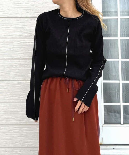 Q（キュー）の「やわもちラインクルーネックニット（ニット/セーター・レディース・レッド/ブラック・MEDIUM）」の6枚目の写真