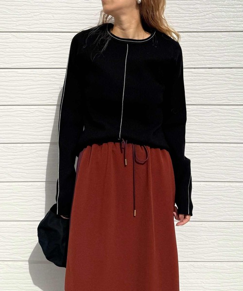 Q（キュー）の「やわもちラインクルーネックニット（ニット/セーター・レディース・レッド/ブラック・MEDIUM）」の11枚目の写真