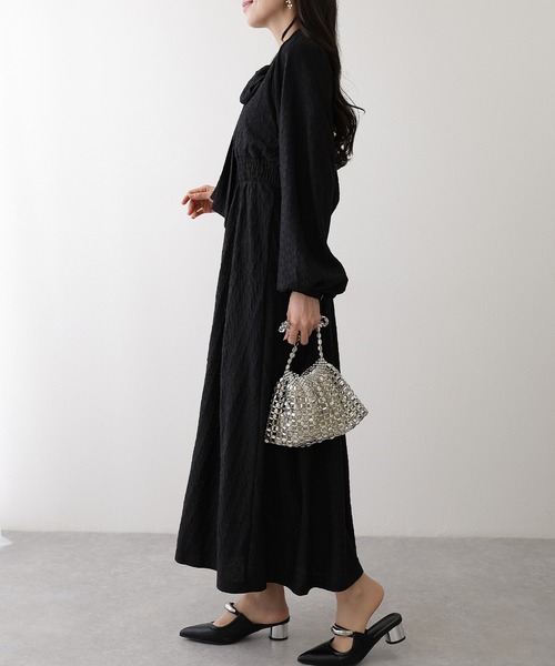 Lace Ladies(レースレディース)の「テクスチャー ボウタイ リボン シャーリング ワンピース(ワンピース・レディース・ベージュ/ブラック・FREE)」の3枚目の写真