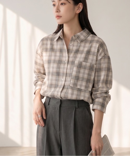 Mac-House(マックハウス)の「Idnes 2wayカシュクールシャツ(シャツ/ブラウス・レディース・ベージュ/サックスブルー/ブラック・M)」の1枚目の写真