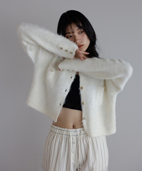 ENC（エンク）の「gold button mini pocket cardigan / 金釦ミニポケットシャギーカーディガン（カーディガン/ボレロ・レディース・ブラック/アイボリー/ダークブラウン・FREE）」の4枚目の写真