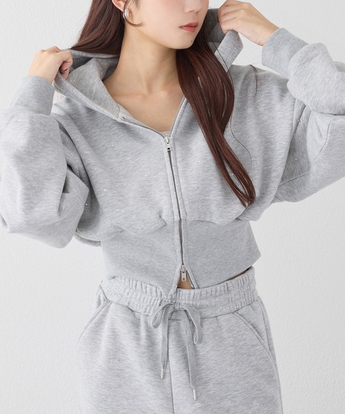 one after another NICE CLAUP（ワンアフターアナザーナイスクラップ）の「【セットで着れる】ビジュー付きショートパーカー（パーカー・レディース・オフホワイト/チャコールグレー/杢グレー/ピンク・FREE）」の3枚目の写真