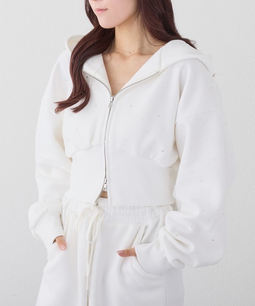 one after another NICE CLAUP（ワンアフターアナザーナイスクラップ）の「【セットで着れる】ビジュー付きショートパーカー（パーカー・レディース・オフホワイト/チャコールグレー/杢グレー/ピンク・FREE）」の9枚目の写真