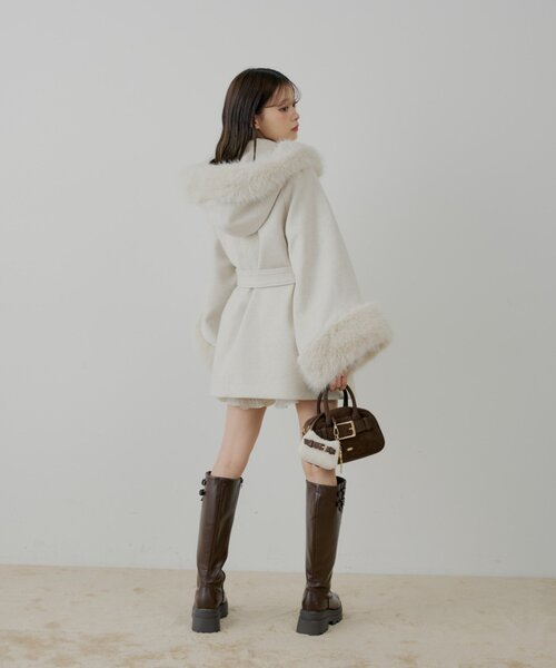 Chico（チコ）の「【4色展開】ファー襟ケープコート（ポンチョ）」 - WEAR