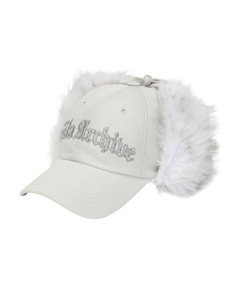 GILAARCHIVE（ギラアーカイブ）の「FAUX FUR HOTFIX LOGO EARFLAP CAP_GREY（キャップ・レディース・ライトグレー・FREE）」の2枚目の写真