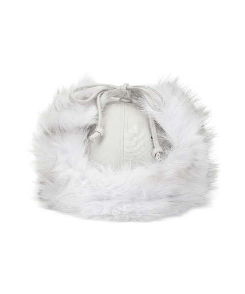 GILAARCHIVE（ギラアーカイブ）の「FAUX FUR HOTFIX LOGO EARFLAP CAP_GREY（キャップ・レディース・ライトグレー・FREE）」の3枚目の写真