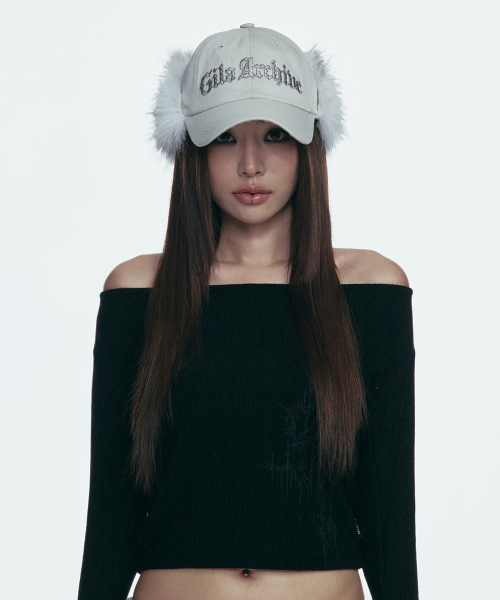 GILAARCHIVE（ギラアーカイブ）の「FAUX FUR HOTFIX LOGO EARFLAP CAP_GREY（キャップ・レディース・ライトグレー・FREE）」の4枚目の写真