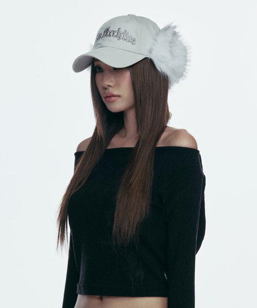 GILAARCHIVE（ギラアーカイブ）の「FAUX FUR HOTFIX LOGO EARFLAP CAP_GREY（キャップ・レディース・ライトグレー・FREE）」の5枚目の写真