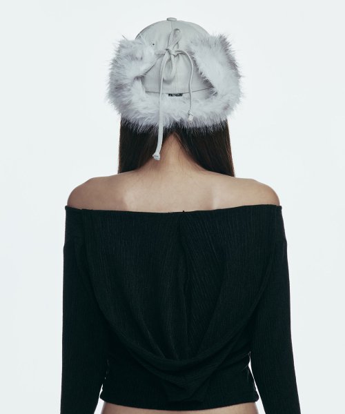 GILAARCHIVE（ギラアーカイブ）の「FAUX FUR HOTFIX LOGO EARFLAP CAP_GREY（キャップ・レディース・ライトグレー・FREE）」の6枚目の写真