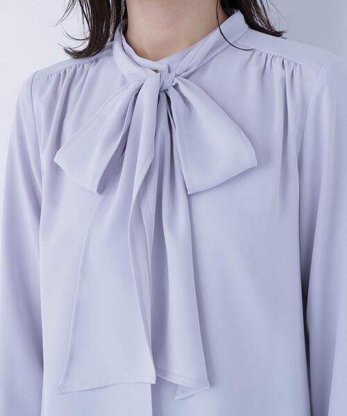 NATURAL BEAUTY BASIC（ナチュラルビューティーベーシック）の「◇2wayリボンボウブラウス（シャツ/ブラウス・レディース・イエロー/ブルー/オフホワイト・SMALL/MEDIUM）」の8枚目の写真