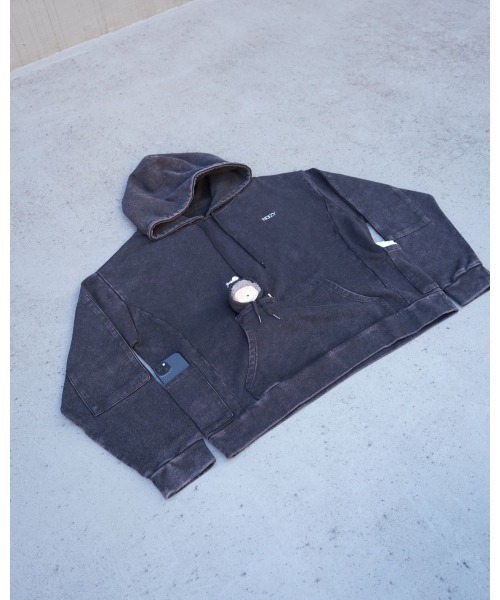 NOIZY(ノイジー)の「Threads Utility Pigment Hoodie / ワンポイント 刺繍 プルオーバー スウェットパーカー ピグメント フーディー(パーカー・メンズ・ブラック・LARGE/MEDIUM)」の3枚目の写真