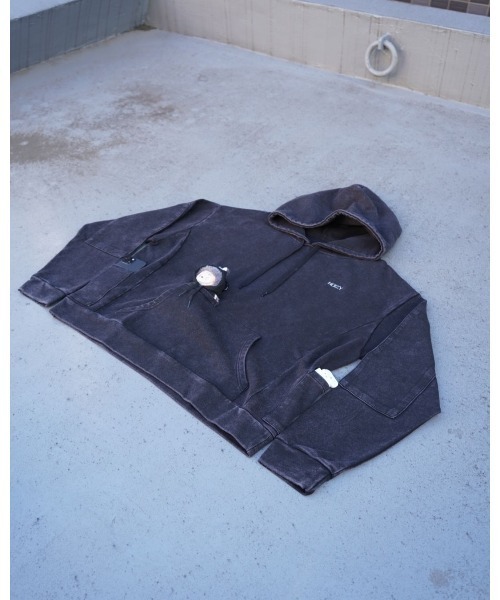 NOIZY(ノイジー)の「Threads Utility Pigment Hoodie / ワンポイント 刺繍 プルオーバー スウェットパーカー ピグメント フーディー(パーカー・メンズ・ブラック・LARGE/MEDIUM)」の4枚目の写真