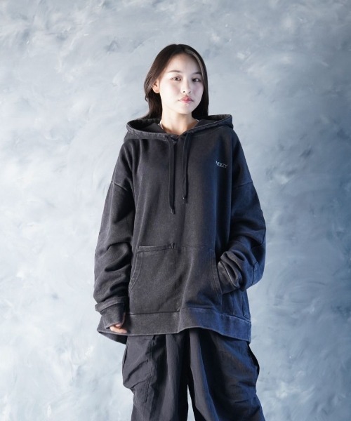 NOIZY(ノイジー)の「Threads Utility Pigment Hoodie / ワンポイント 刺繍 プルオーバー スウェットパーカー ピグメント フーディー(パーカー・メンズ・ブラック・LARGE/MEDIUM)」の13枚目の写真