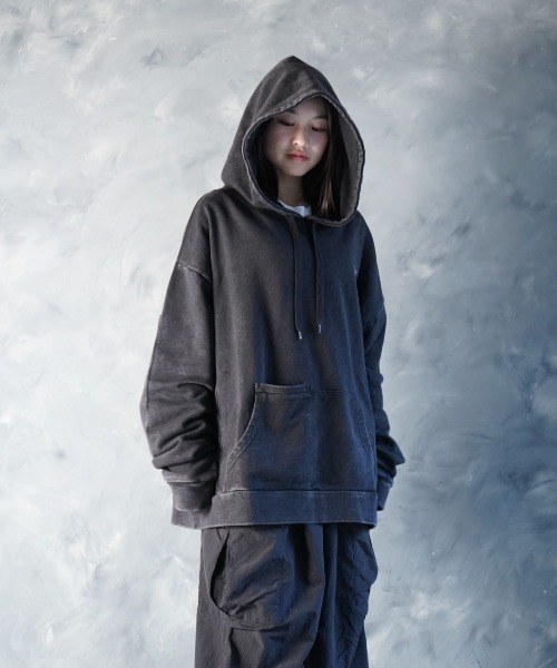 NOIZY(ノイジー)の「Threads Utility Pigment Hoodie / ワンポイント 刺繍 プルオーバー スウェットパーカー ピグメント フーディー(パーカー・メンズ・ブラック・LARGE/MEDIUM)」の17枚目の写真