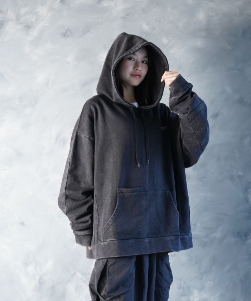 NOIZY(ノイジー)の「Threads Utility Pigment Hoodie / ワンポイント 刺繍 プルオーバー スウェットパーカー ピグメント フーディー(パーカー・メンズ・ブラック・LARGE/MEDIUM)」の18枚目の写真