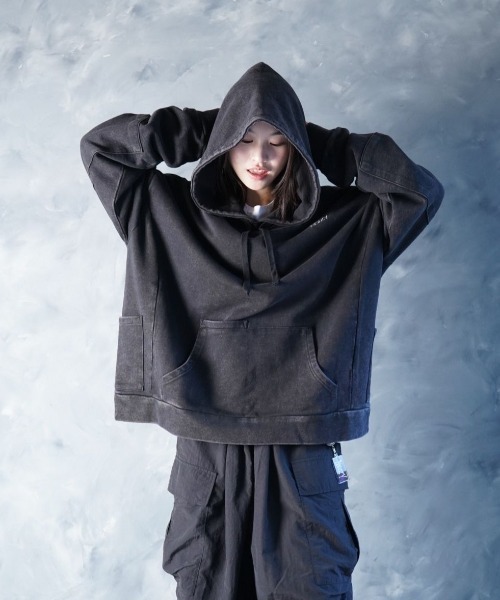 NOIZY(ノイジー)の「Threads Utility Pigment Hoodie / ワンポイント 刺繍 プルオーバー スウェットパーカー ピグメント フーディー(パーカー・メンズ・ブラック・LARGE/MEDIUM)」の7枚目の写真