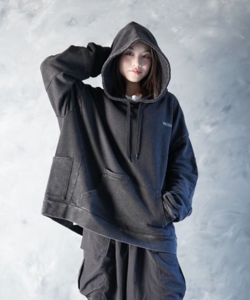 NOIZY(ノイジー)の「Threads Utility Pigment Hoodie / ワンポイント 刺繍 プルオーバー スウェットパーカー ピグメント フーディー(パーカー・メンズ・ブラック・LARGE/MEDIUM)」の8枚目の写真