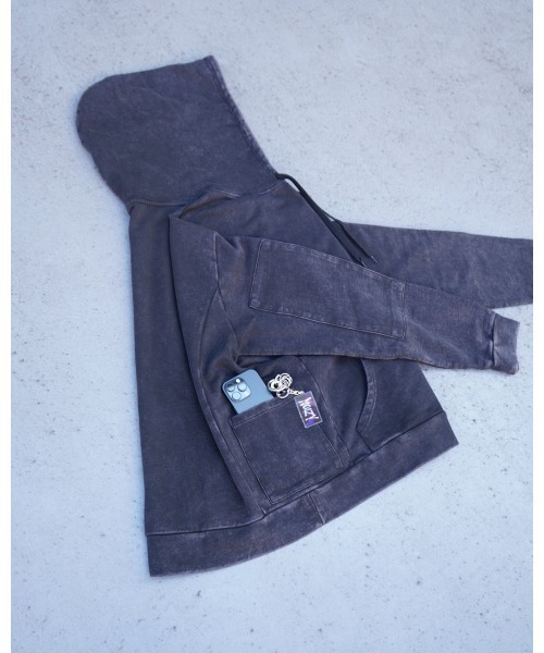 NOIZY(ノイジー)の「Threads Utility Pigment Hoodie / ワンポイント 刺繍 プルオーバー スウェットパーカー ピグメント フーディー(パーカー・メンズ・ブラック・LARGE/MEDIUM)」の5枚目の写真