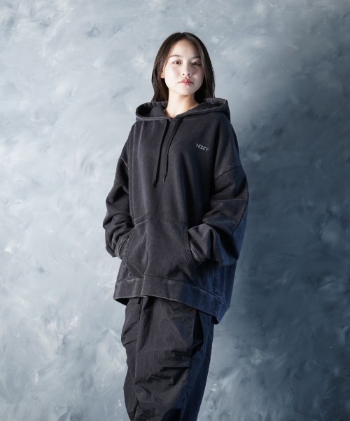 NOIZY(ノイジー)の「Threads Utility Pigment Hoodie / ワンポイント 刺繍 プルオーバー スウェットパーカー ピグメント フーディー(パーカー・メンズ・ブラック・LARGE/MEDIUM)」の19枚目の写真