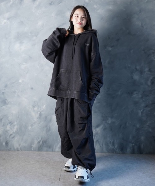 NOIZY(ノイジー)の「Threads Utility Pigment Hoodie / ワンポイント 刺繍 プルオーバー スウェットパーカー ピグメント フーディー(パーカー・メンズ・ブラック・LARGE/MEDIUM)」の20枚目の写真