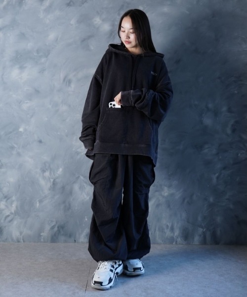 NOIZY(ノイジー)の「Threads Utility Pigment Hoodie / ワンポイント 刺繍 プルオーバー スウェットパーカー ピグメント フーディー(パーカー・メンズ・ブラック・LARGE/MEDIUM)」の21枚目の写真