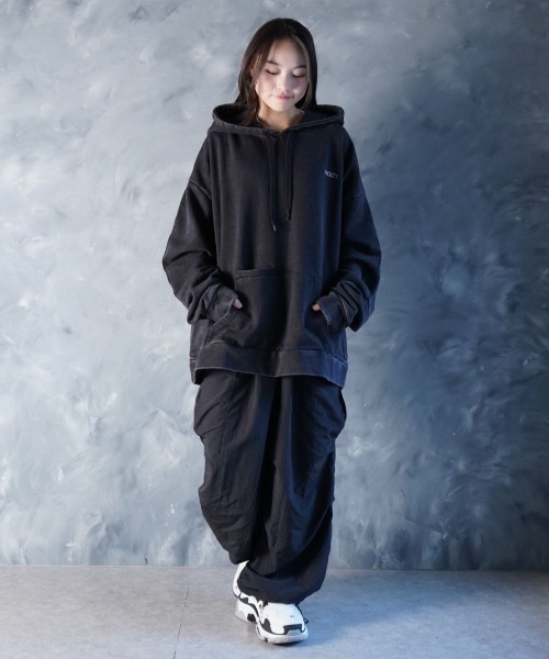NOIZY(ノイジー)の「Threads Utility Pigment Hoodie / ワンポイント 刺繍 プルオーバー スウェットパーカー ピグメント フーディー(パーカー・メンズ・ブラック・LARGE/MEDIUM)」の22枚目の写真