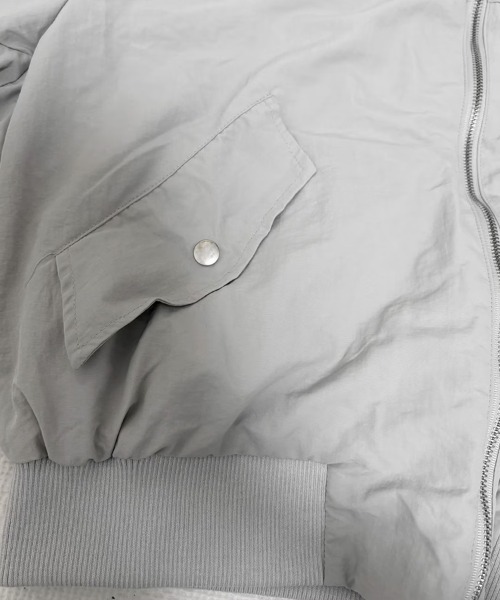 YACA(ヤーカ)の「Flight Nylon Jacket/フライトナイロンジャケット【unisex item】(ブルゾン・レディース・ライトグレー/ブラック/カーキ・FREE)」の4枚目の写真