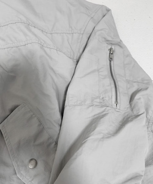 YACA(ヤーカ)の「Flight Nylon Jacket/フライトナイロンジャケット【unisex item】(ブルゾン・レディース・ライトグレー/ブラック/カーキ・FREE)」の21枚目の写真