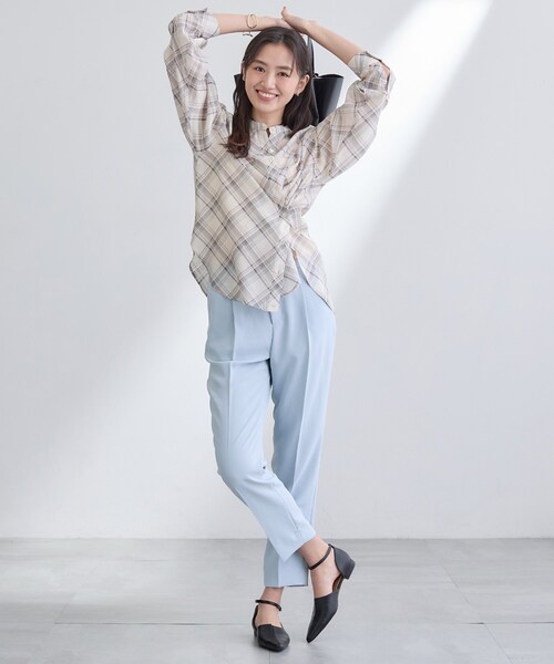 INDIVI(インディヴィ)の「【洗える/UVケア/SETUP可】着る日傘テーパードパンツ(その他パンツ・レディース・ネイビー/ライトグレー系5/ベージュ/ブラック/サックスブルー・19/13/05/40/38/36/15 /03)」の16枚目の写真