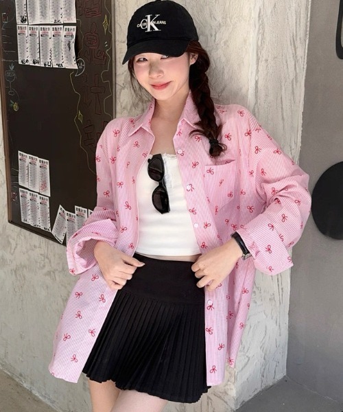 ViViDAY(ビビデー)の「リボン&ストライプ柄ビッグシルエットシャツ(シャツ/ブラウス・レディース・ピンク/ブラック/サックスブルー・M)」の1枚目の写真