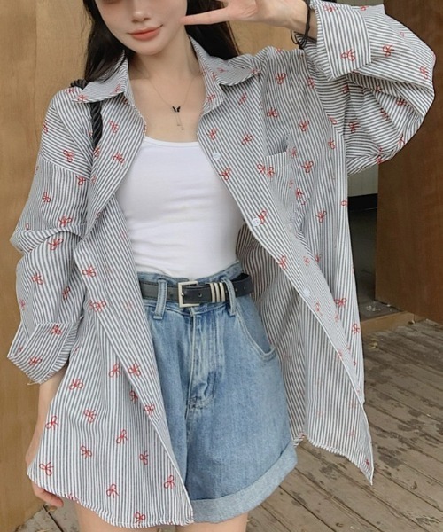 ViViDAY(ビビデー)の「リボン&ストライプ柄ビッグシルエットシャツ(シャツ/ブラウス・レディース・ピンク/ブラック/サックスブルー・M)」の2枚目の写真