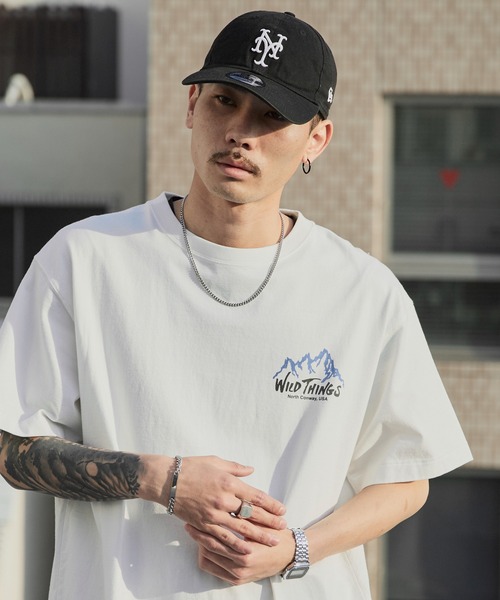 WILD THINGS(ワイルドシングス)の「WILD THINGS/ワイルドシングス WILD MOUNTAIN S/S TEE ブランドロゴTシャツ 2026年春夏(Tシャツ/カットソー・メンズ・ホワイト/チャコール・M/L/XL)」の2枚目の写真