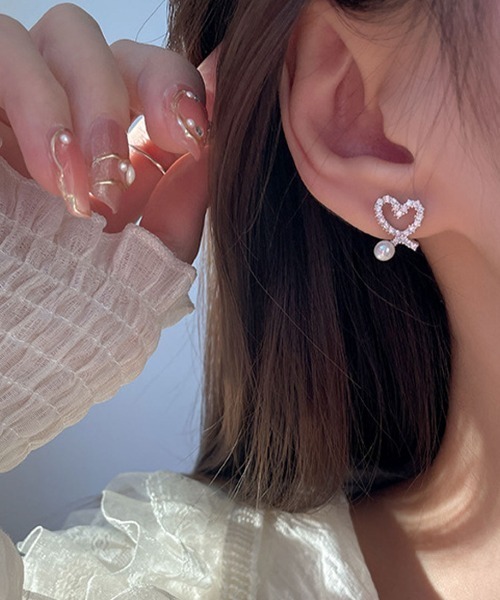 Forcement(フォースメント)の「洗練されたパール付きハートモチーフピアス(ピアス(両耳用)・レディース・シルバー・FREE)」の2枚目の写真